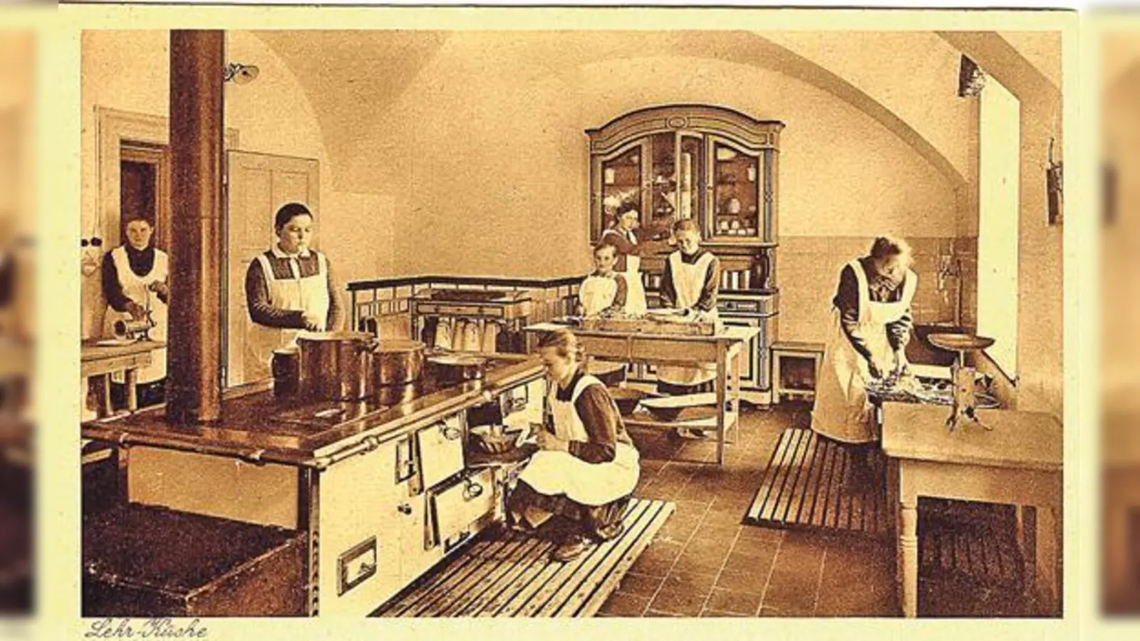 Hauswirtschaftliche Ausbildung in der 1937 neu eingerichteten Zinneberger Lehrküche. 	 (Foto: Hans Huber)