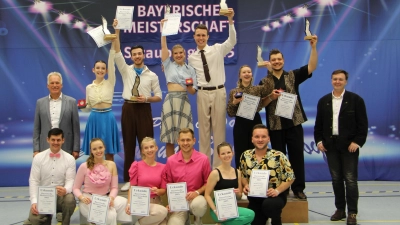 Siegerfoto Mainclass: Theresa &amp; Elian stehen als Bayerische Meister ganz oben auf dem Podium (Foto: Boogie Magic's)