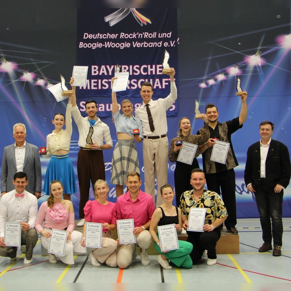 Siegerfoto Mainclass: Theresa &amp; Elian stehen als Bayerische Meister ganz oben auf dem Podium (Foto: Boogie Magic's)