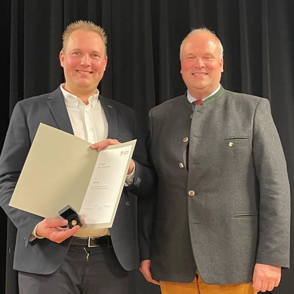 Stefan Sauer wurde für seinen Einsatz für den Baseballverein Garching Atomics geehrt. Es gratulierte herzlich Landrat Christoph Göbel.  (Foto: hw)