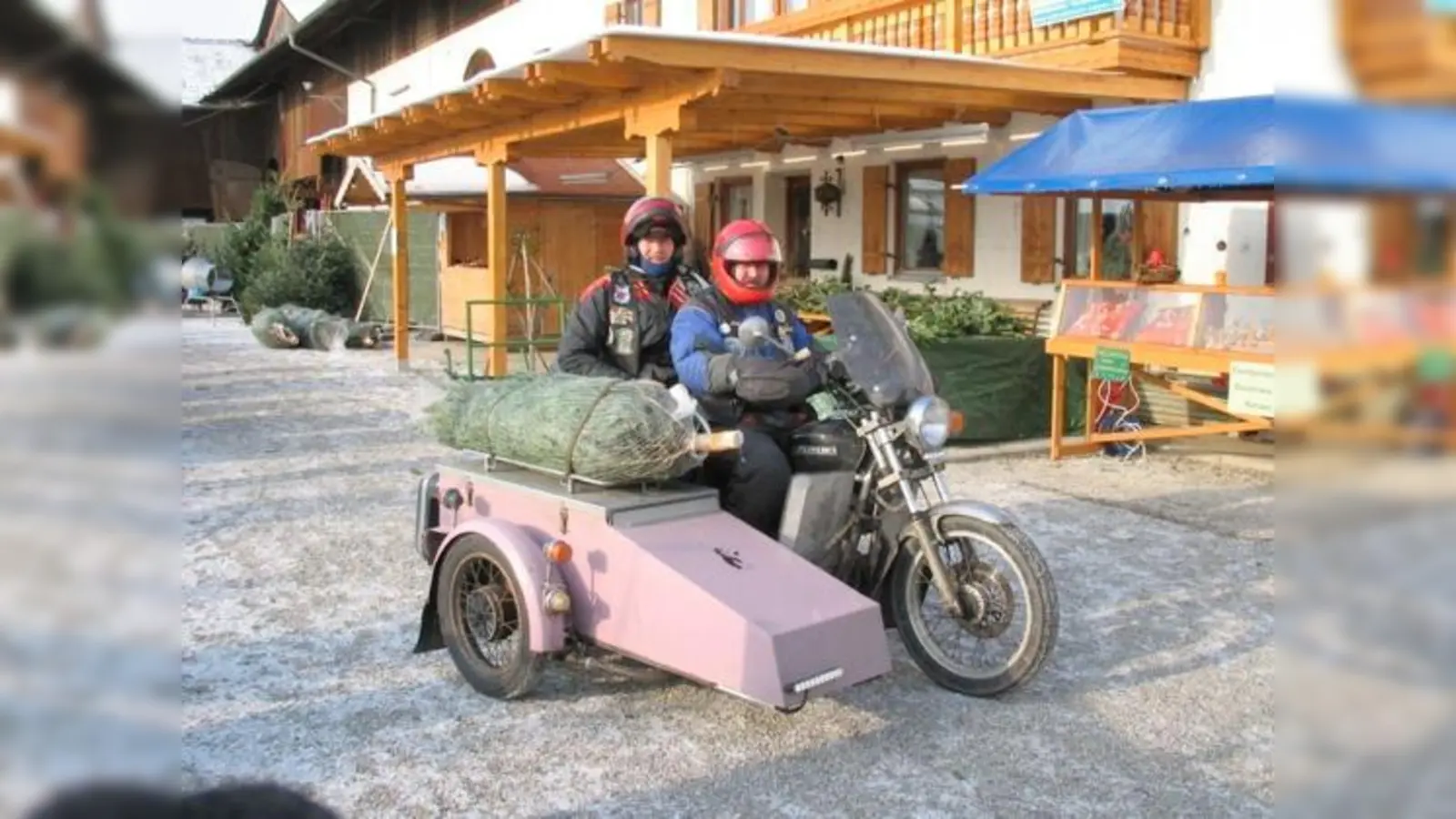 Für 10 Euro bringen die »Christbaumbiker« den Weihnachtsbaum bis ins heimische Wohnzimmer. Das Geld geht heuer an die Grafinger »SeniorenKarte«.	 (Foto: privat)