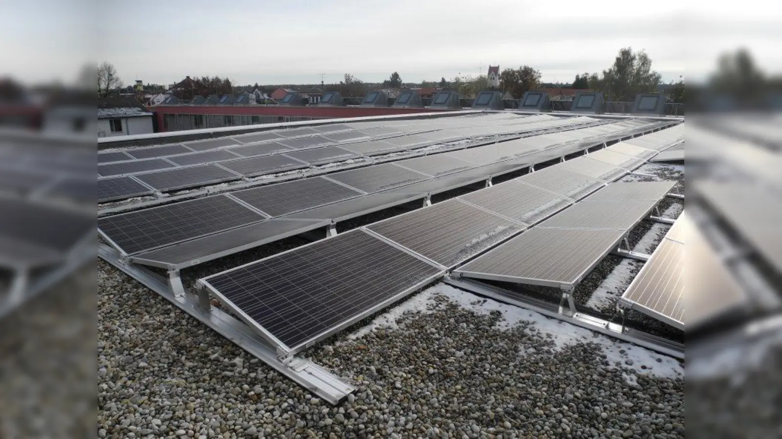 Die Photovoltaikanlage auf dem Dach der Mehrzweckhalle produziert bereits Strom. (Foto: Gemeinde Neuried)