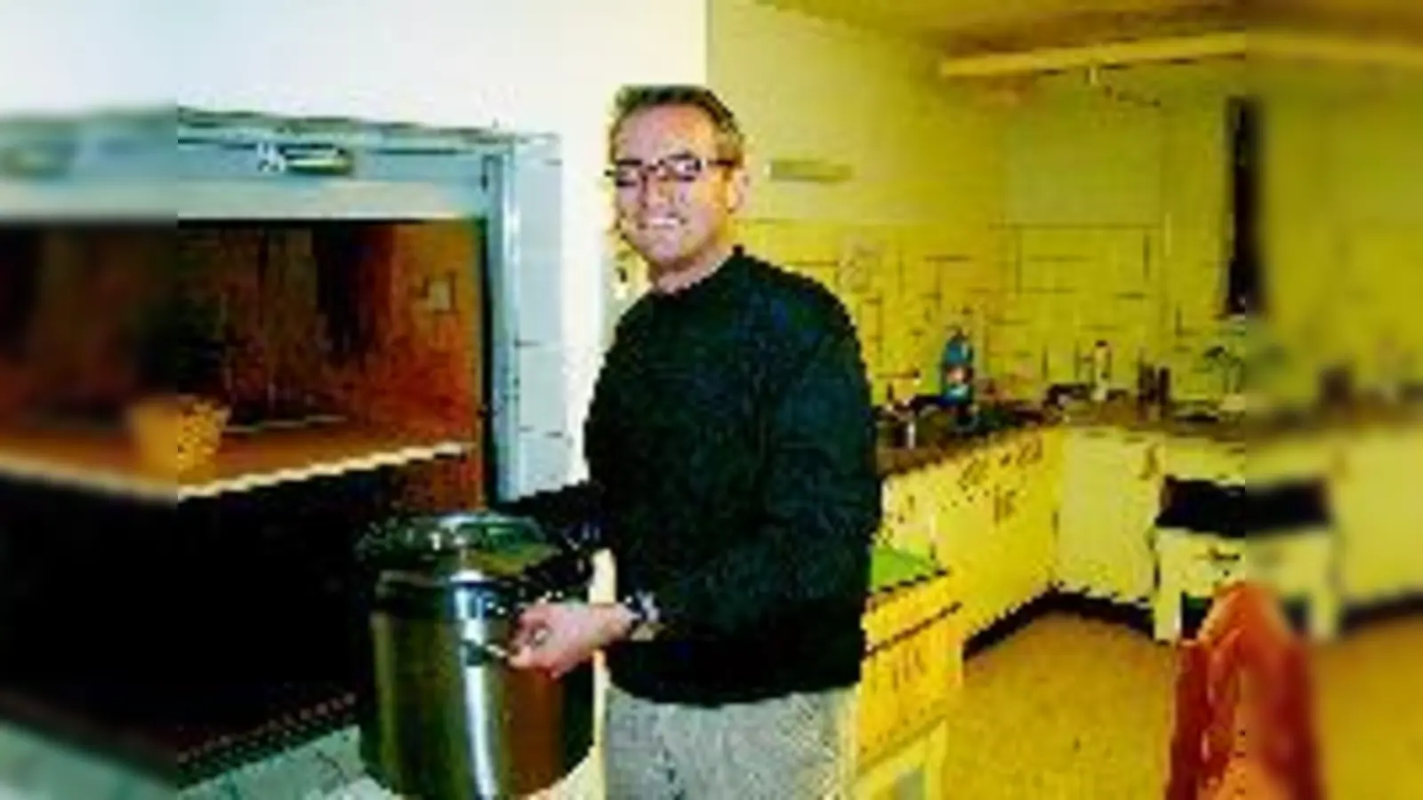 Pfarrer Hans Schroeder in der Kirchenküche am Harthof. Die Gerätschaften sind veraltet und verschlissen. Jetzt sollen sie ersetzt werden.	 (Fotos: cr)