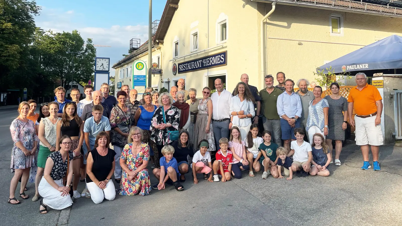 Dankeschön für das Engagement: Insgesamt 48 Schulwegheferinnen und -Helfer sowie Schülerlotsen samt Begleitungen begrüßte der zweite Bürgermeister Wolfgang Balk in der Gaststätte Hermes.  (Foto: Gemeinde Gräfelfing)