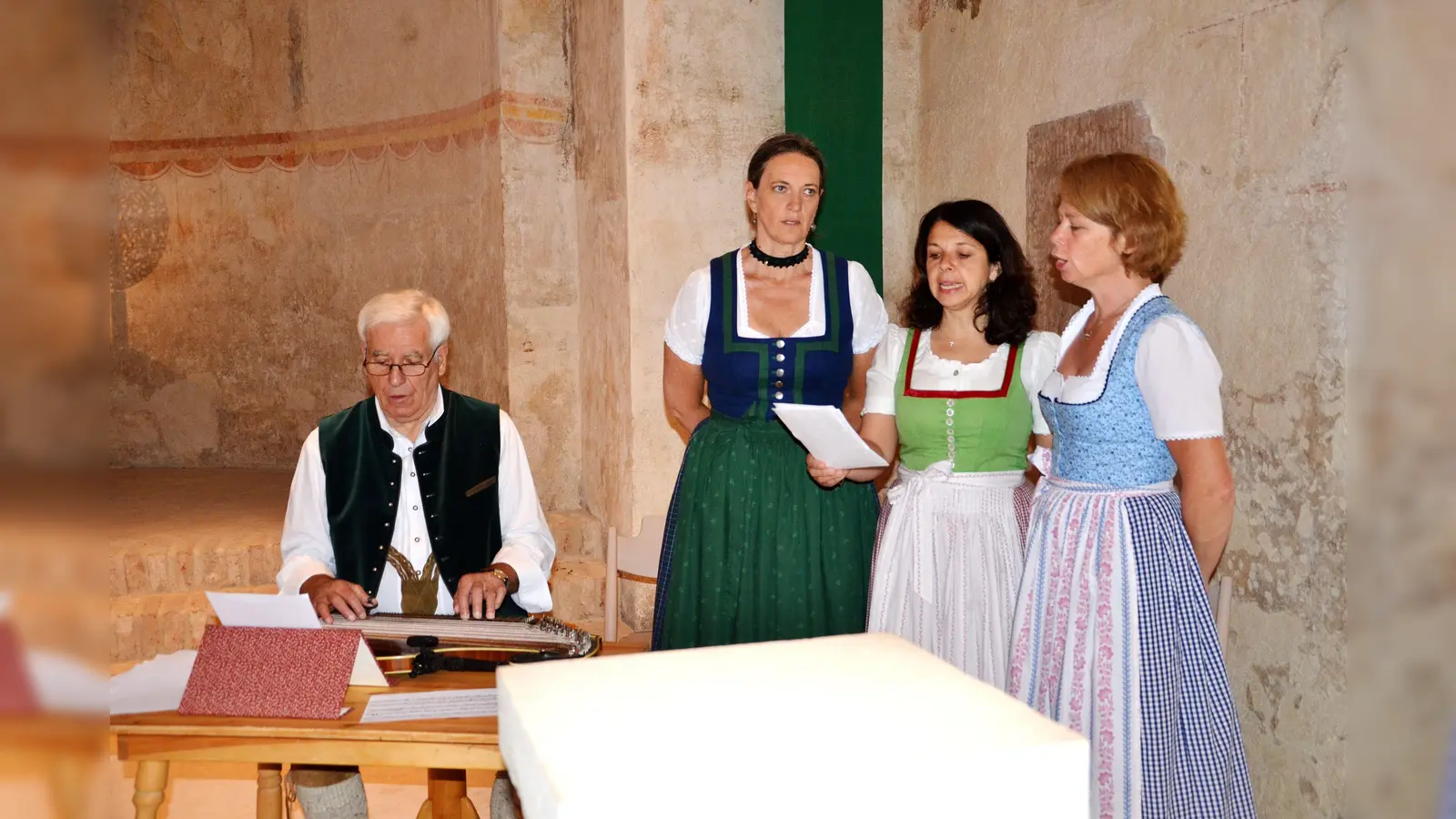 Grasbrunner Dreigesang umrahmt die Andacht mit seinen altbayerischen Marienliedern. (Foto: Stephan Simon)