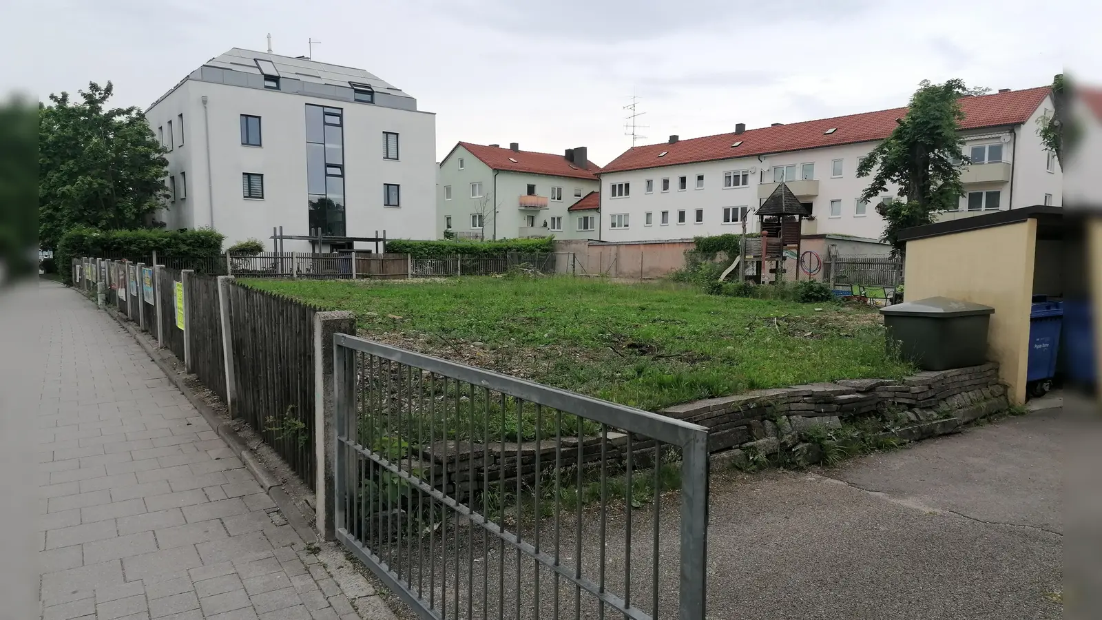 Auf dieser kleinen Brachfläche wird das neue Gerätehaus gebaut; rechts daneben (gelbe Wand) befindet sich das alte Großhaderner Rathaus. (Foto: job)
