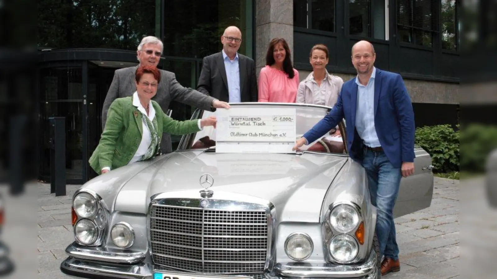 Karin Wolf, Joachim Schrader, Kraillings Bürgermeister Rudolph Haux, Astrid Lohrer, Andrea Stahlecker und Dr. Marcus Gebhard freuten sich über den Spendenbetrag. (Foto: Gemeinde Krailling)
