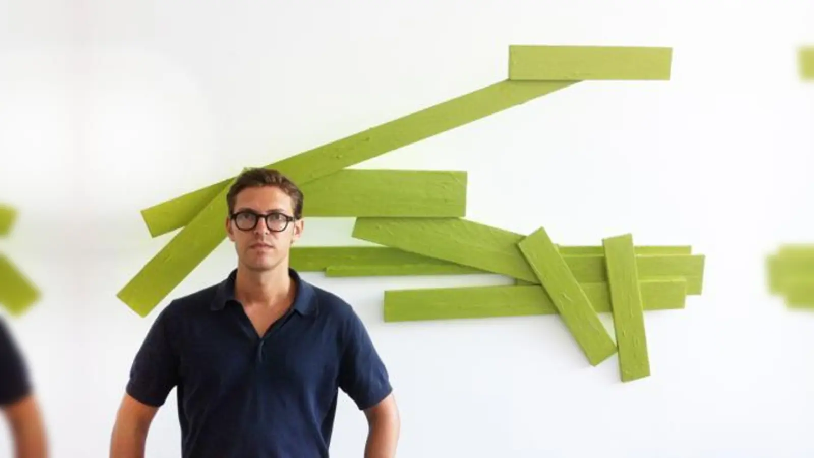 Der Künstler Michael Gerngroß vor seiner »Konstruktion Olive«, Acryllack auf Holz.	 (Foto: privat)