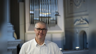 Kirchenmusikleiter Dr. Frank Höndgen lässt auf der Michaelsorgel Werke von bekannten Komponisten erklingen.  (Foto: Walter Glück)