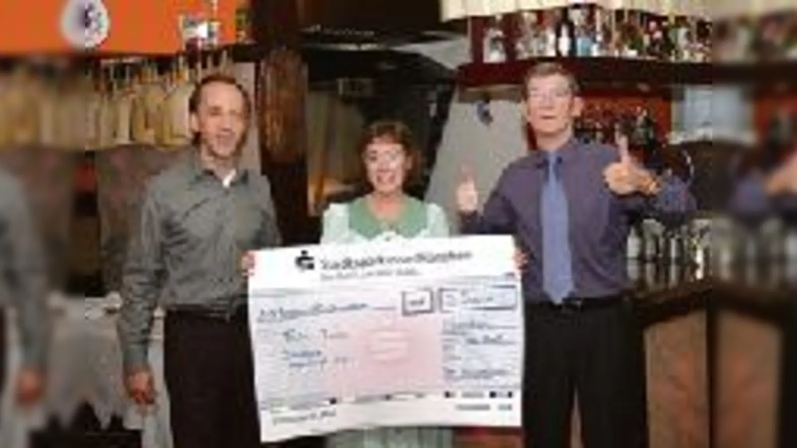 Giorgio Cherubini (links) und Claudio Zanutthi vom »Katzlmacher« übergaben den Scheck an Marion Kaufmann von der Diakonie Hasenbergl.	 (F.: Diakonie)