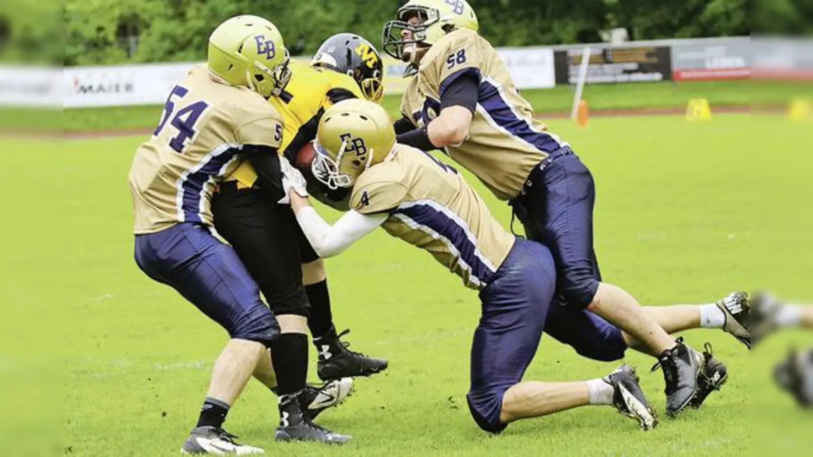 Mit vereinten Kräften stoppen Heller, Just und Jelitte einen Lauf der Cowboys.  (Foto: C. Biegert)