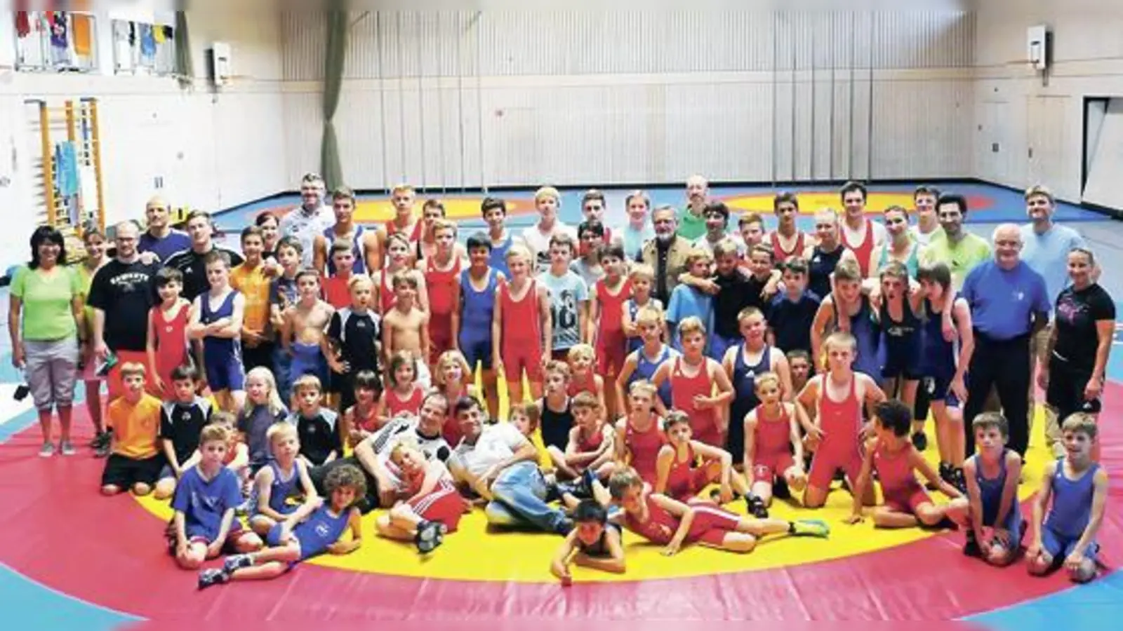 Die 63 Teilnehmer des Trainingscamps in St. Wolfgang kamen im Training unter der Leitung von Weltmeister Alexander Leipold ganz schön ins Schwitzen.  (Foto: cif.h.weingartner)