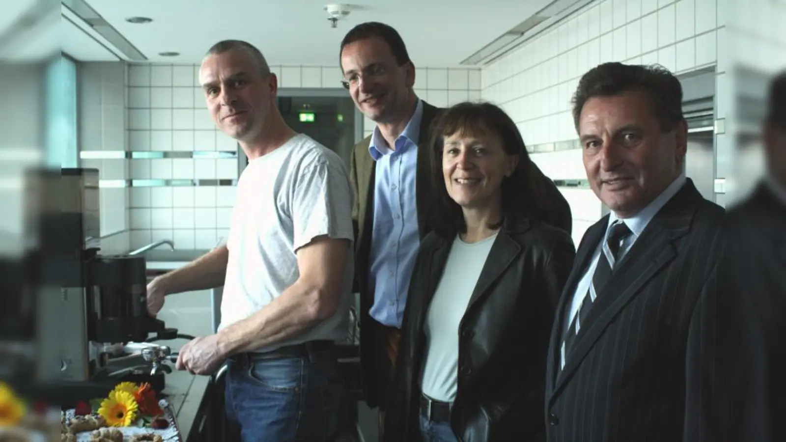 Der neue Gastronomie-Pächter der Stadthalle Germering, Max Hippius (li.), zusammen mit OB Andreas Haas (2.v.l), Stadthallenleiterin Medea Schmitt und Stadthallenreferent Hans Pichelmaier. (Foto: sb)