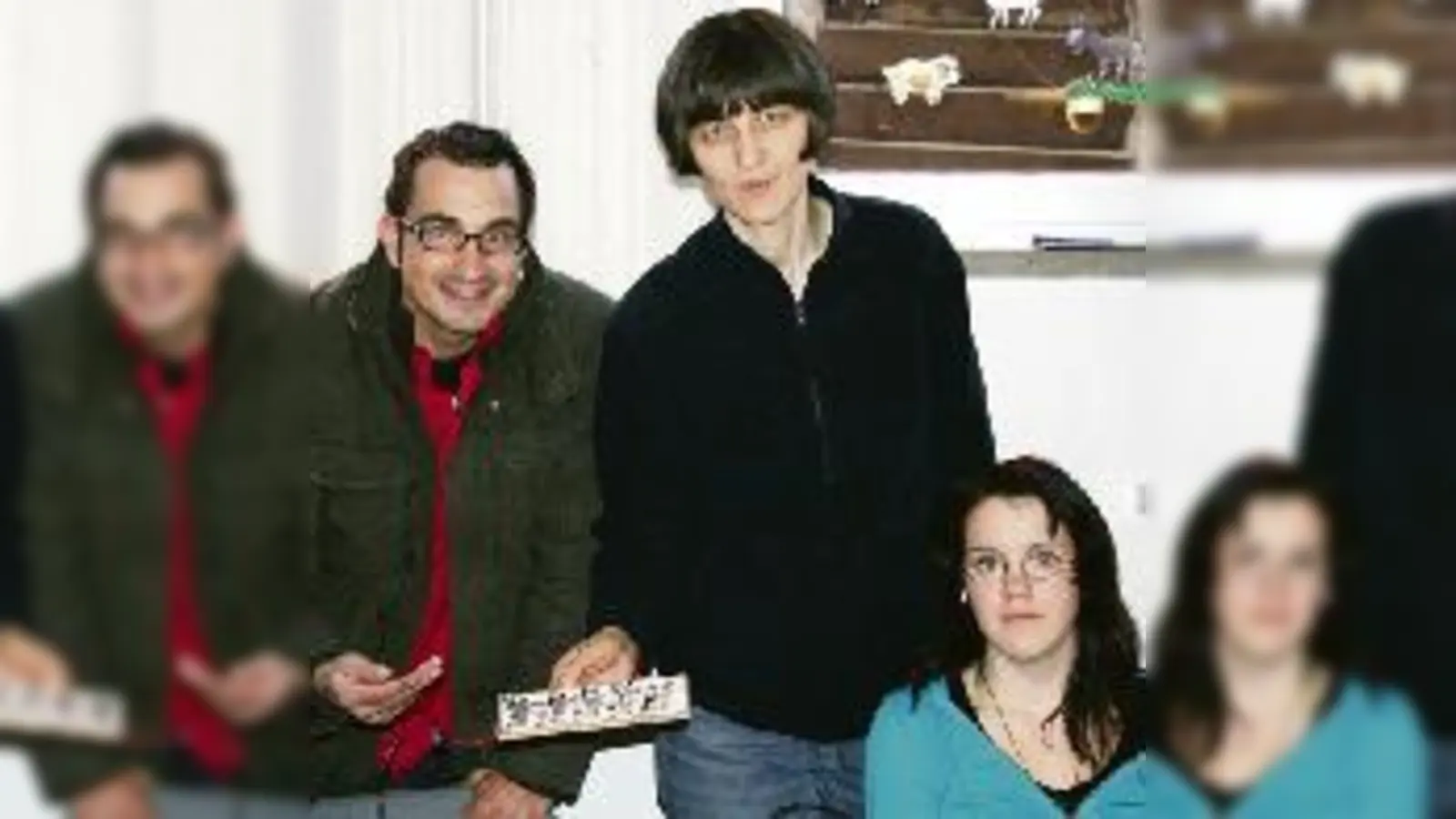 Diakon Tobias Butze und Projektleitung Dr. Marina Genkin präsentieren stolz das Vier-Kanal-Lauflicht von Schülerin Laura.  (Foto: ks)