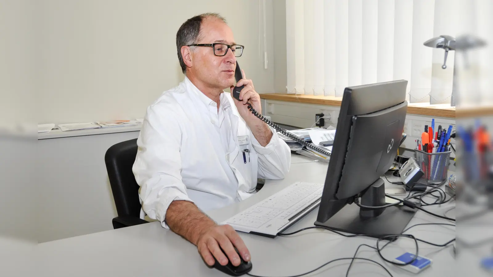 Dr. Peter Lemberger, Sprecher des Klinischen Ethikkomitees, im Beratungsgespräch. (Foto: kk)