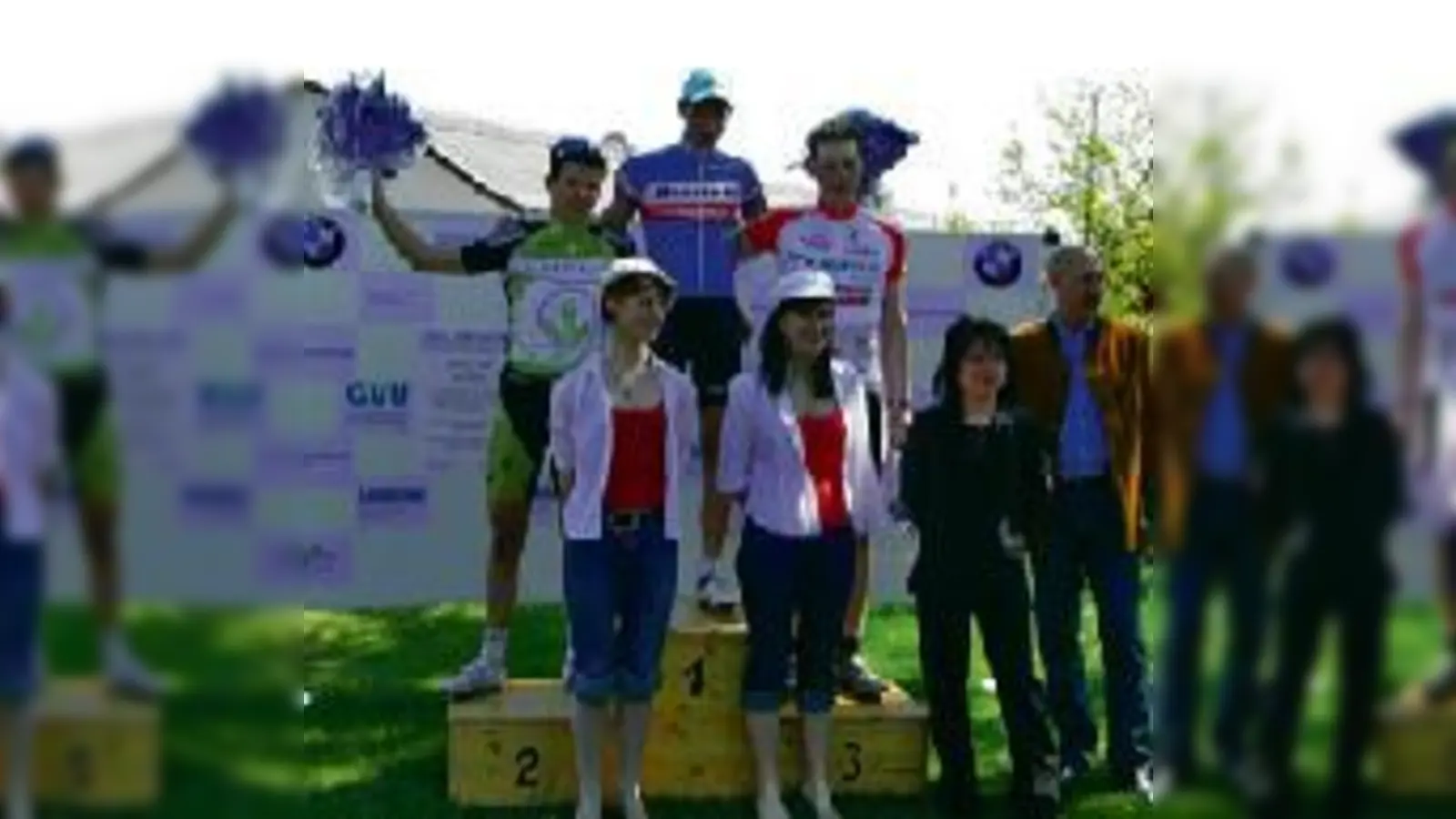 Team Bianchi Store oben auf  Ludwig Bestler (m.) sicherte sich auf die letzten Meter den Sieg in  (Unterföhring.Foto: VA)