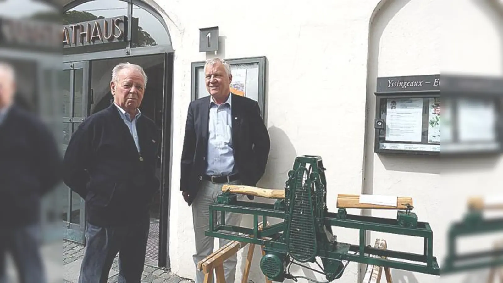 Ernst Leitner und Walter Brilmayer	 mit dem historischen Sägewerk-Modell.	 (Foto: Stadt Ebersberg)