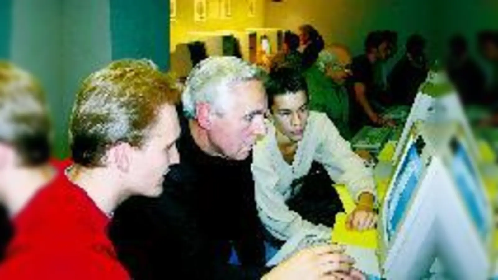 Gemeinsam durchs »virtuelle Weltmeer« surfen: Wilfried Schink wird von Tibor Weigel (li.) und Sebastian Lusch fachmännisch betreut.	 (Foto: rme)