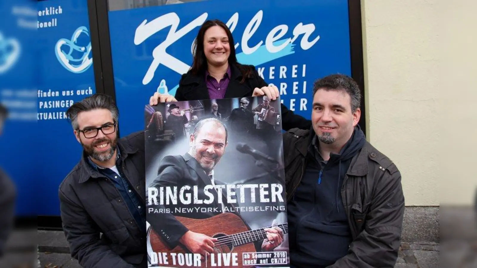 In der Bäckerei Keller gibt es ab sofort Karten für das Ringlstetter-Konzert beim Volksfest. Peter Denk von der ARGE Pasing sowie Nina Geisler und Sascha Schloifer von der Vollblut Konzertagentur (von links) übergaben die Karten an die Bäckerei. (Foto: us)