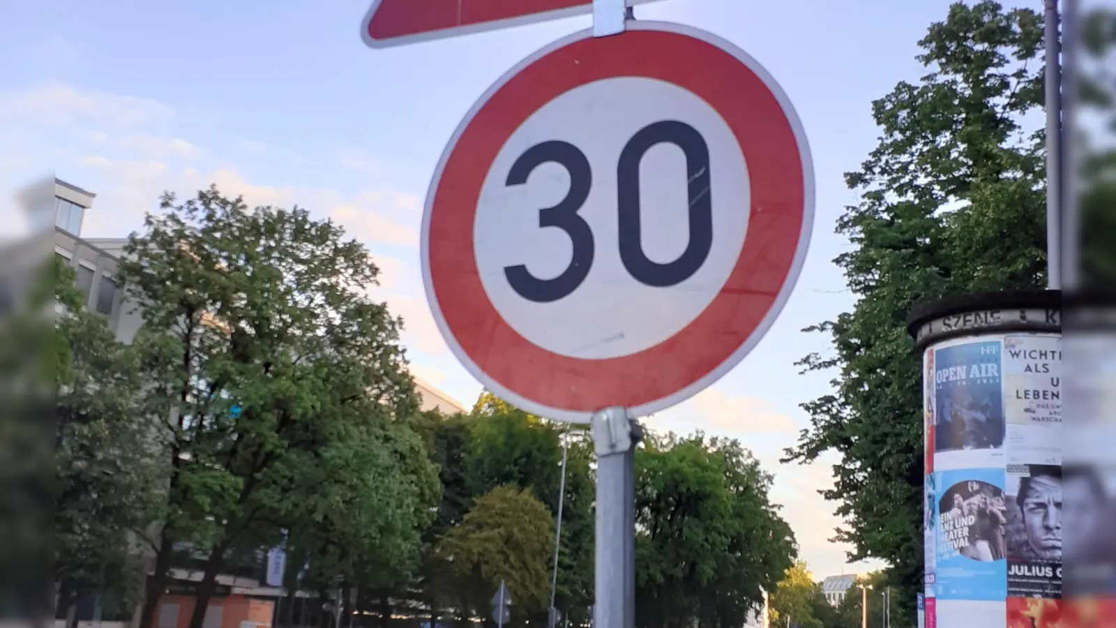 Ausschließlich in Tempo-30-Zonen überwacht die KVÜ. Dazu werden zwei neue teilstationäre Blitzer eingesetzt.  (Foto: mha)