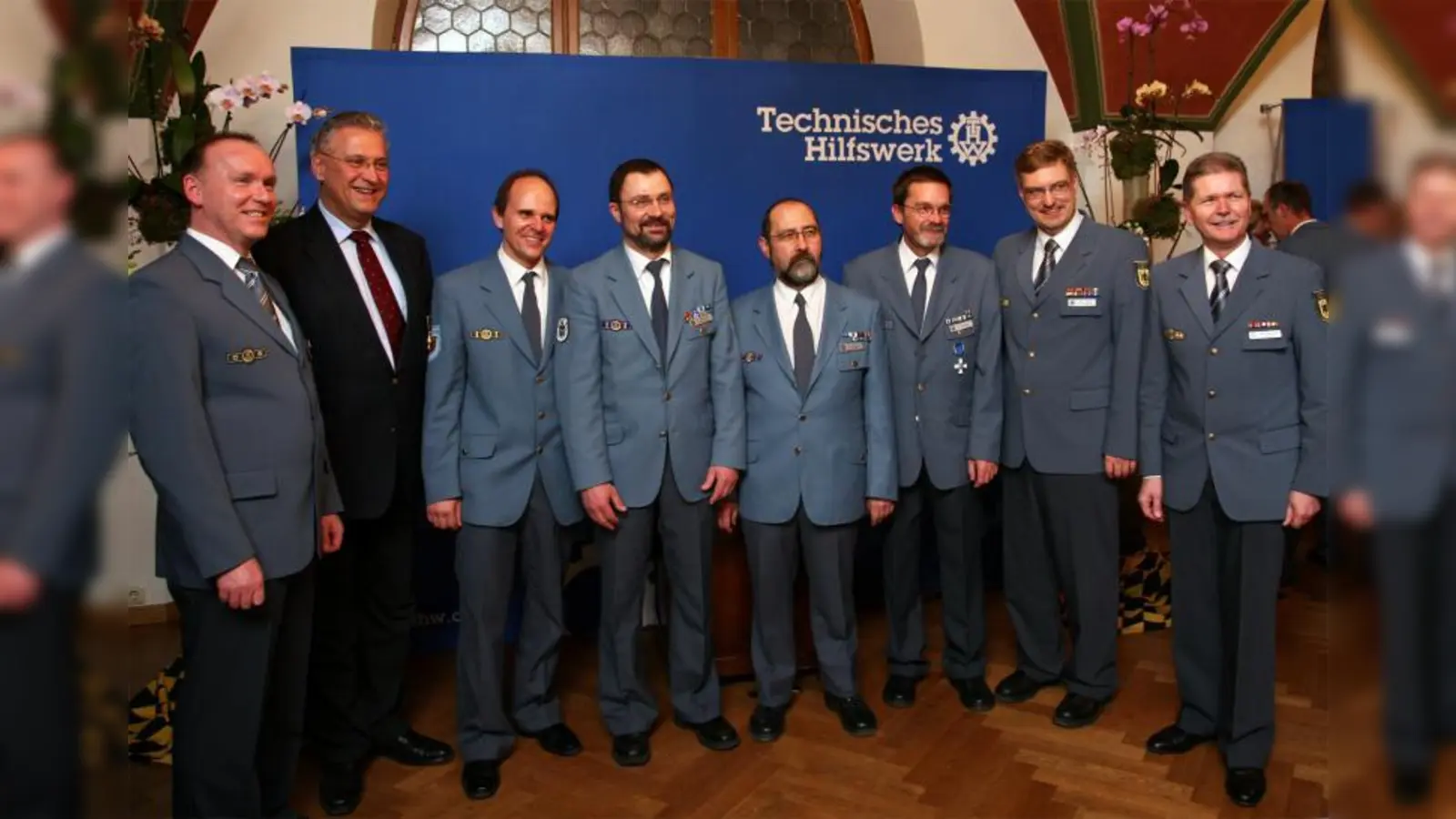 Gruppenbild nach den Auszeichnungen: (von links) Dietmar Löffler, Landesbeauftragter des bayerischen THW, Innenminister Joachim Herrmann, die Ortsbeauftragten Ernst-Michael Meister (THW München-Ost), Max Berthold (THW München-Mitte) und Richard Knauer (THW München-West), Peter Scheur, Fritz-Helge Voß, Landesbeauftragter THW-Bayern, sowie THW-Vizepräsident Rainer Schwierczinski. (Foto: pi)