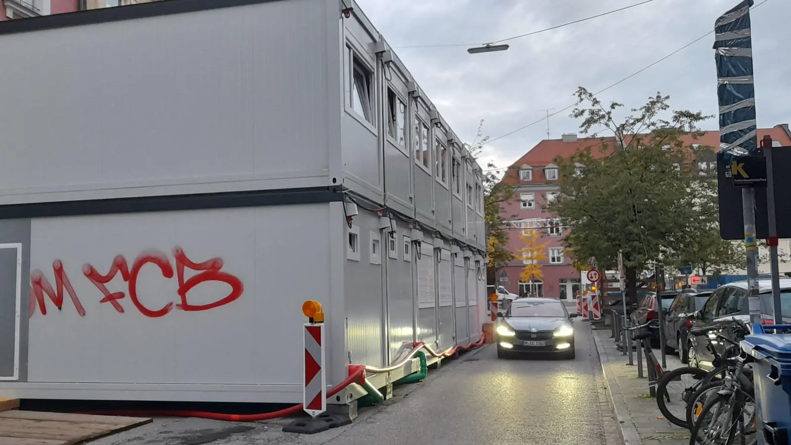 Nach wie vor darf in der Schrenkstraße in beide Richtungen durchgefahren werden, obwohl die Straße durch die hier postierten Baustellencontainer massiv verengt ist. (Foto: Beatrix Köber)