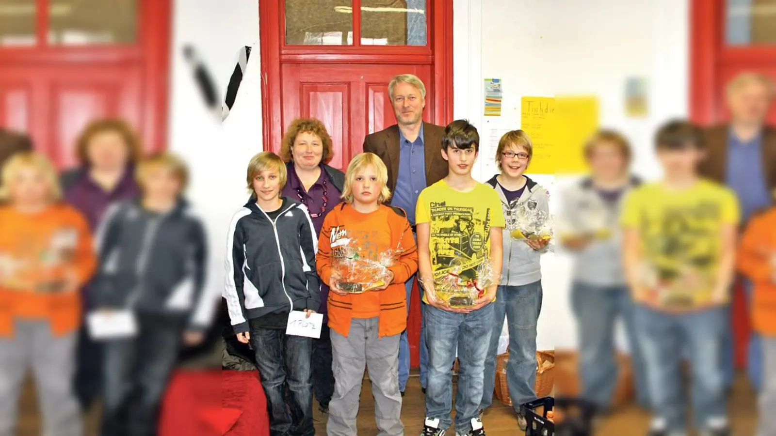 Spielgewinner, vorn (v.l.): Marinus Hartmann, Simon Zehentner, Samir Nasufi, Tobias Bredenhöller, hinten: Christine Gerneth, Gunnar Rhode.	 (Foto: VA)