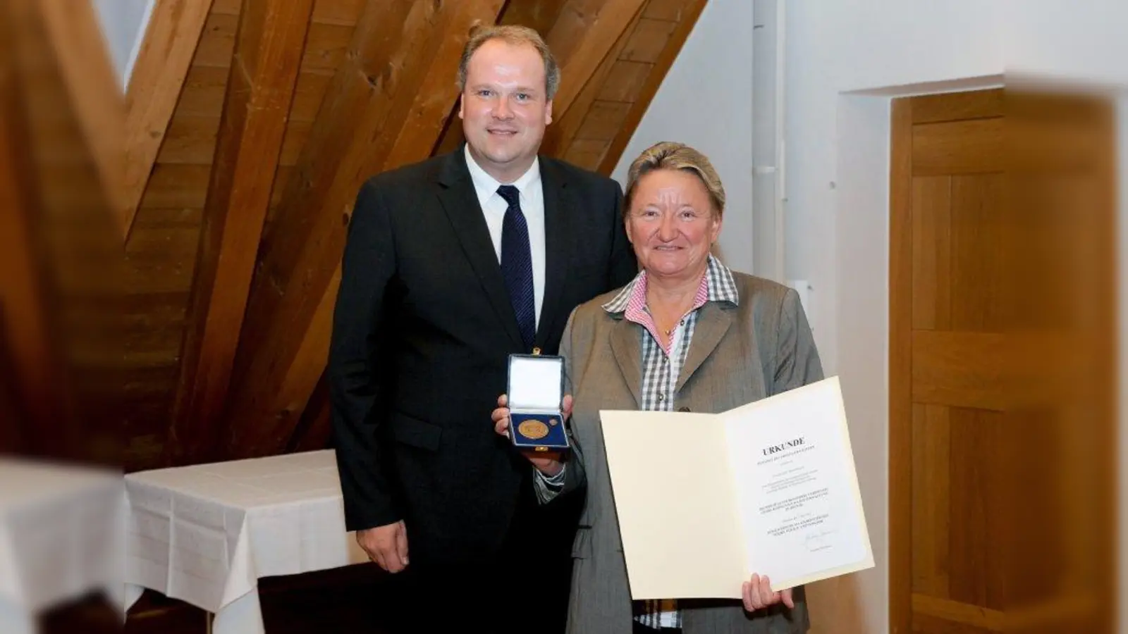 Pullachs Bürgermeisterin Susanna Tausendfreund nahm die Auszeichnung von Landrat Christoph Göbel entgegen. (Foto: LRA)