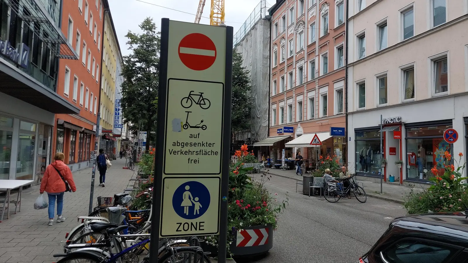 Die Testphase für die Fußgängerzone in der Weißenburger Straße endet am 29. Juli 2025. (Archivbild: bas)