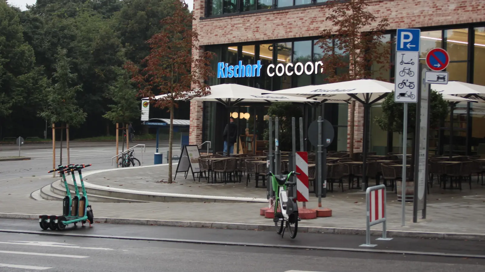 Neue Mobilitätspunkte, für die reguläre Stellplätze geopfert werden, sorgen nach wie vor für Kritik. Im Bild: Neuer Mobilitätspunkt in der Hans-Fischer-Straße. (Foto: kö)