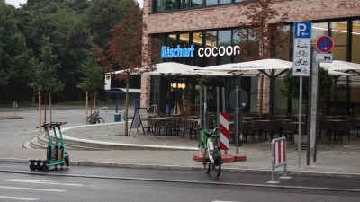 Neue Mobilitätspunkte, für die reguläre Stellplätze geopfert werden, sorgen nach wie vor für Kritik. Im Bild: Neuer Mobilitätspunkt in der Hans-Fischer-Straße. (Foto: kö)