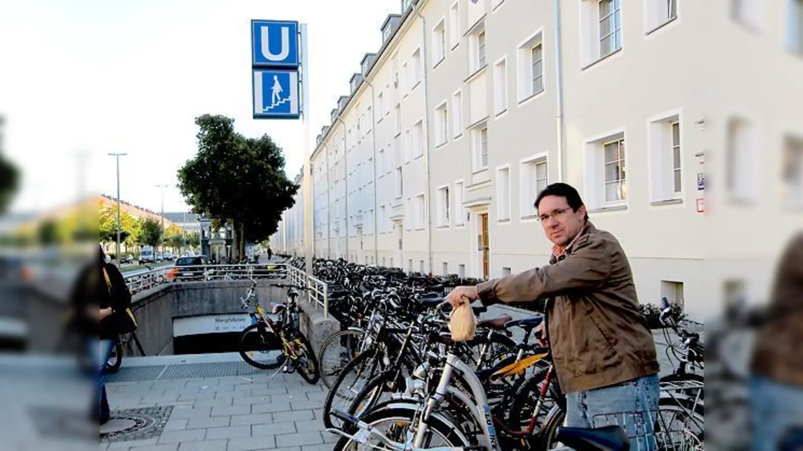Nicht nur Michael A. fragt sich, wohin nur mit dem Fahrrad. Seit mehr als zwei Jahren wartet der BA darauf, dass zusätzliche Fahrradständer kommen. 	 (Foto: hw)