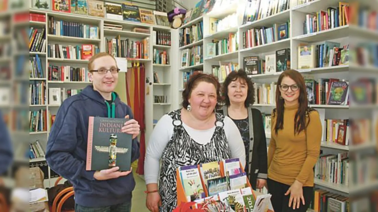 Buchladen-Mitarbeiter Daniel Peschl, Manuela Ikwuazom, Lydia Eisner und Daniela Kurz im Tauschbuchladen in der Aschenbrennerstraße (v. l.). 	 (Foto: js)