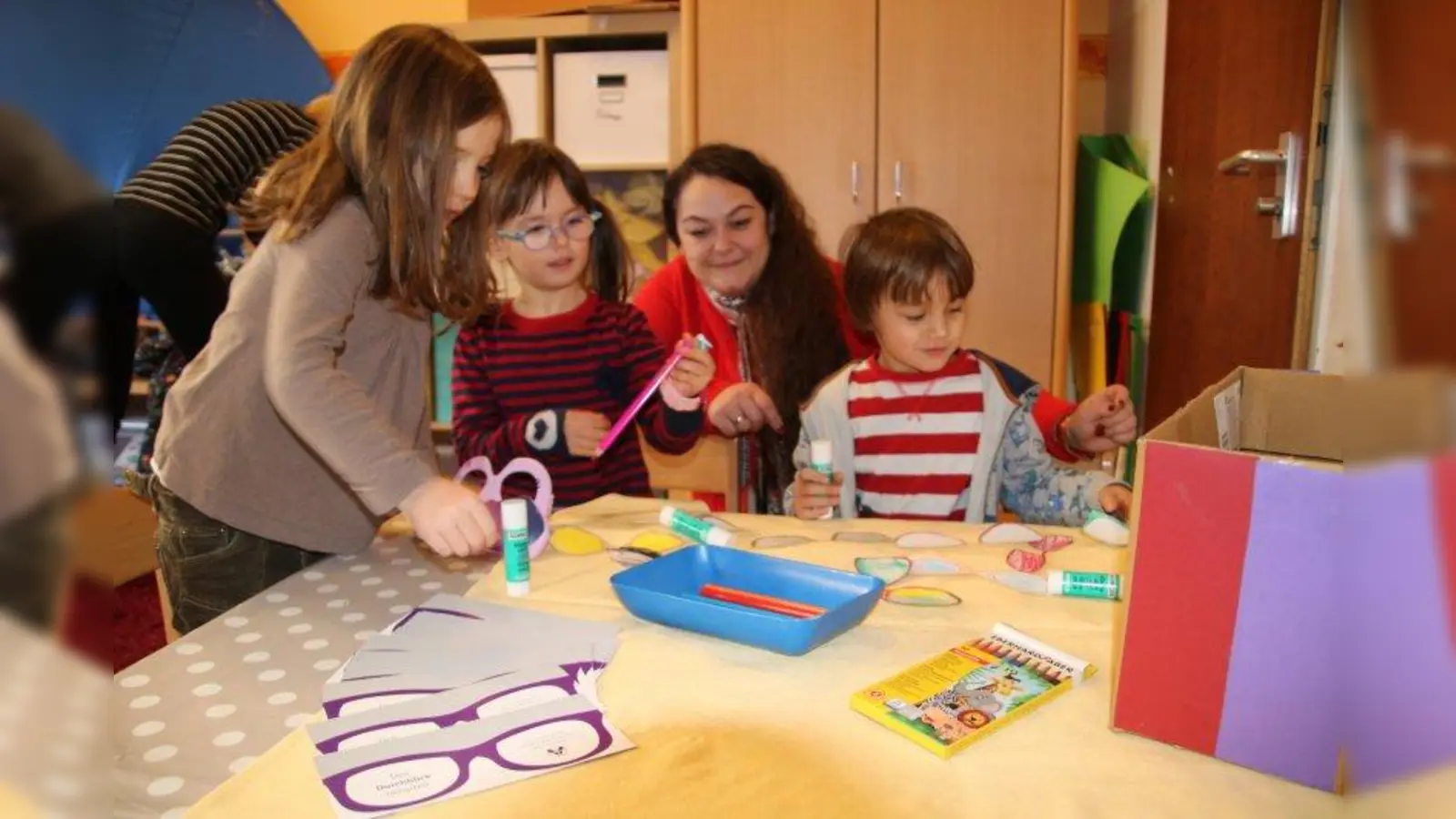 Alle helfen tatkräftig mit: Die Mädchen und Jungen der Tigergruppe (Kinderhaus St. Benedikt) gestalten die Sammelboxen für die Brillenaktion. (Foto: VZV)