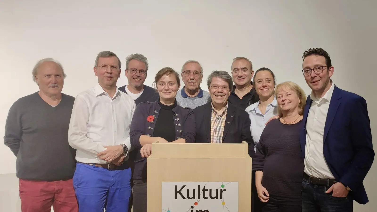 Der neue Vorstand des Vereins für Stadtteilkultur Neuhausen-Nymphenburg (von links): Peter Loibl, Klaus Bayer, Georg Thanscheidt, Ana Scheunemann, Franz Schröther, Wolfgang Schwirz, Christoph Petrik, Julia Borghoff, Gudrun Piesczek, Leo Agerer. Thomas Donauer fehlt auf dem Bild.  (Foto: Verein für Stadtteilkultur Neuhausen-Nymphenburg)