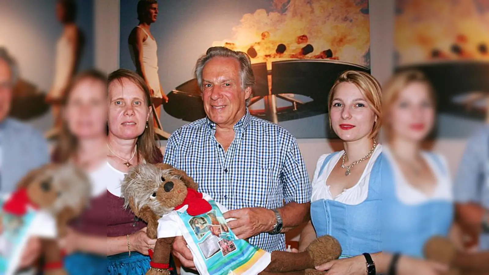 Geschichten von Zeitzeugen über Olympia 1972 in München präsentierten der ehemalige Fackelläufer Gerhard Ochsenkühn vom TSV Milbertshofen und die Buch-Autorinnen Verena Müller-Rohde (rechts) und Susanne Rieger. 	 (Foto: ws)