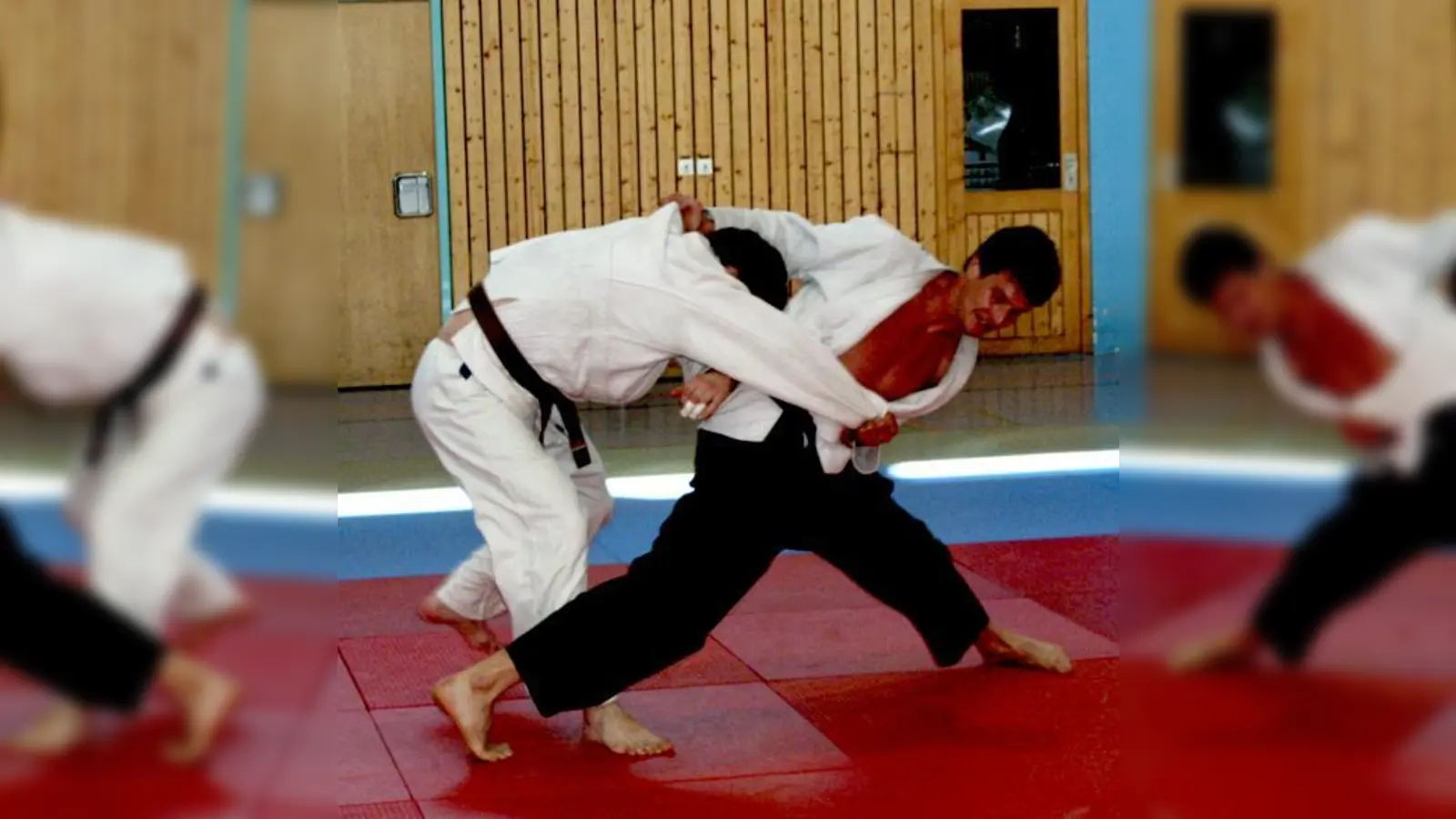 Michael Gerrer (in Schwarz/Weiß) mit einem Tai-o-toshi Ansatz.	 (Foto: VA)