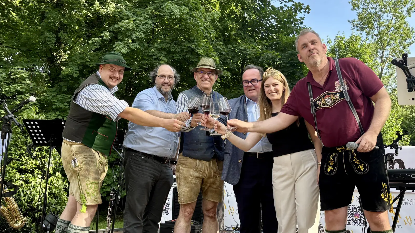 Auftakt zum Fest: Michael Hanslik von der ARGE, Pascal Fuckenrieder vom BA 23, Frieder Vogelsgesang vom BA 21 und OB-Kandidat Clemens Baumgärtner mit der Deutschen Weinkönigin Charlotte Weihl und Festinitiator Christian Dauber vom Weinbauverein Menzing (v l.). (Foto: Ulrike Seiffert)