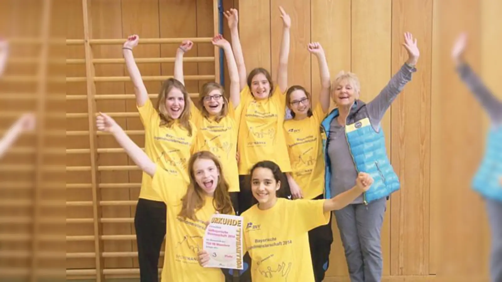 Für die Münchner Mannschaft kämpften (v. l. oben): Leonie Wegner, Steffi Cassardt, Olivia Ludwig, Anna Hill, daneben Trainerin Birgit Gußmann, unten Luisa Stuhrmann und Maria Lettl.  (Foto: VA)
