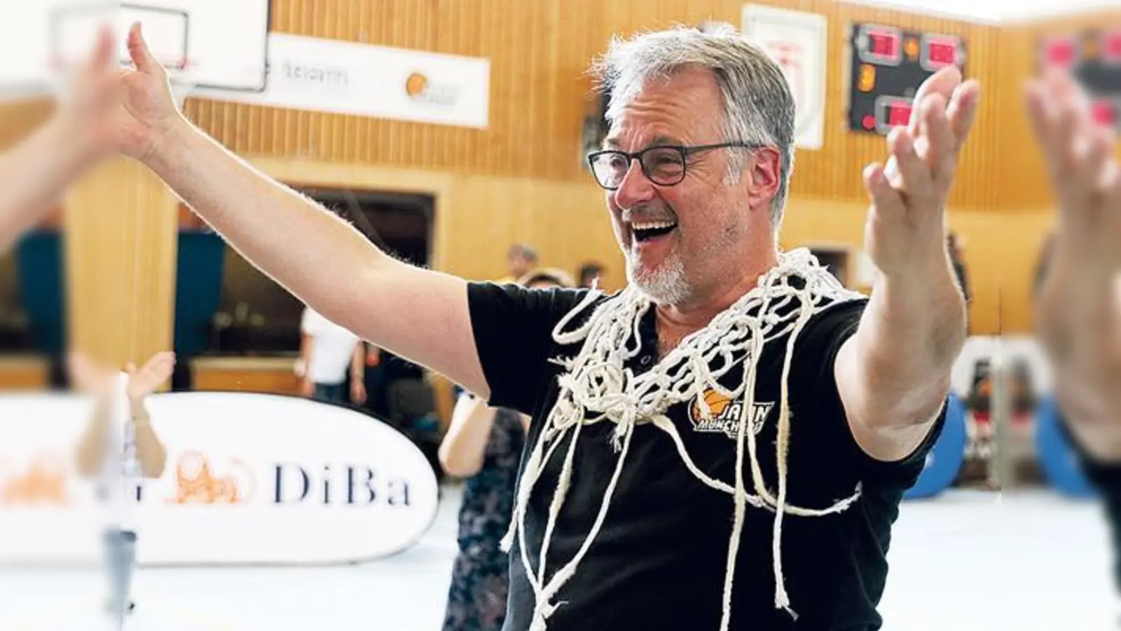 Armin Sperber (TS Jahn München) mit dem  »Siegernetz« des Deutschen Meisterkorbes.	  (Foto: Wolfgang Eberle)