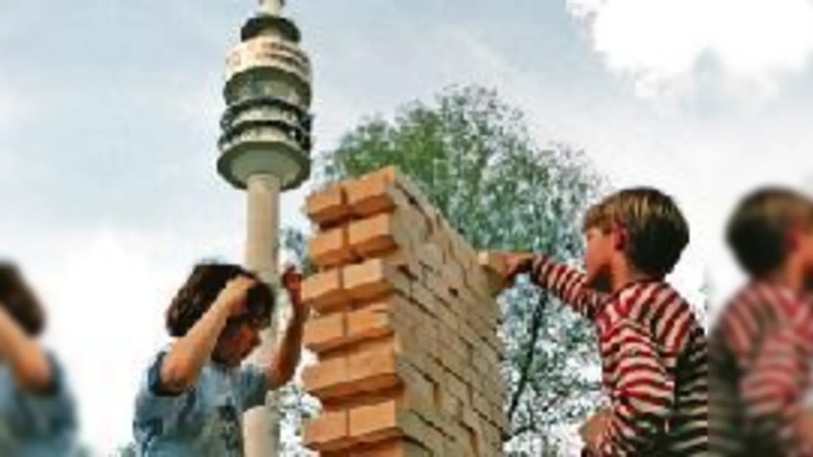 Türmchenbauen vorm Turm: Nur einer von vielen Programmpunkten bei »Power of Play«.	 (Foto: VA)