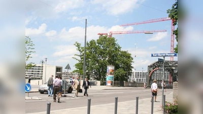 Mit einer provisorischen Verkehrsinsel probt das Baureferat mehr Sicherheit für Fußgänger auf  der Grasserstraße an der Hackerbrücke, nahe der Kurt-Haertel-Passge. (Foto: tg)