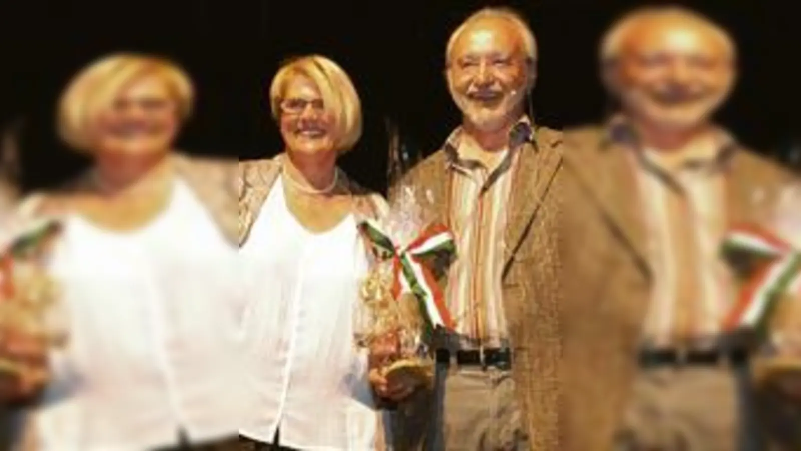 Hannelore Gabor drückte mit dem Moriskentänzer an Herbert Becke besondere Wertschätzung aus.	 (Foto: ba)