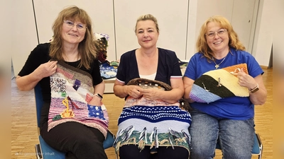 Renate Jatzeck (Gemeindecaritas), Alexandra Schäfer (Leitung Treffpunkt 50+ Mitte) und Susanne Dullinger, Ehrenamtliche des kreativen Handarbeitskreises (v. l.). (Foto: Caritas)