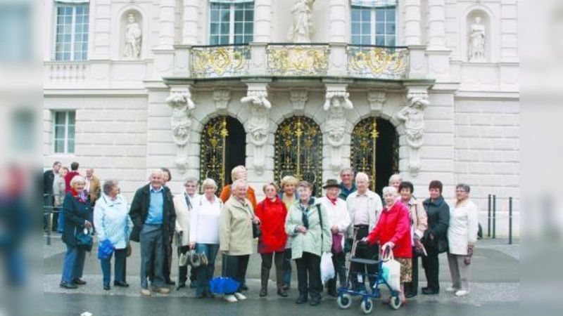 Die AWO‑Mitglieder vor dem Eingang zu Schloss Linderhof. (Foto: pi)