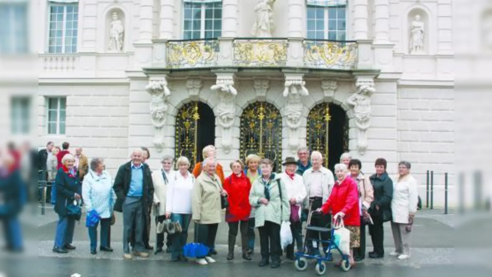 Die AWO‑Mitglieder vor dem Eingang zu Schloss Linderhof. (Foto: pi)