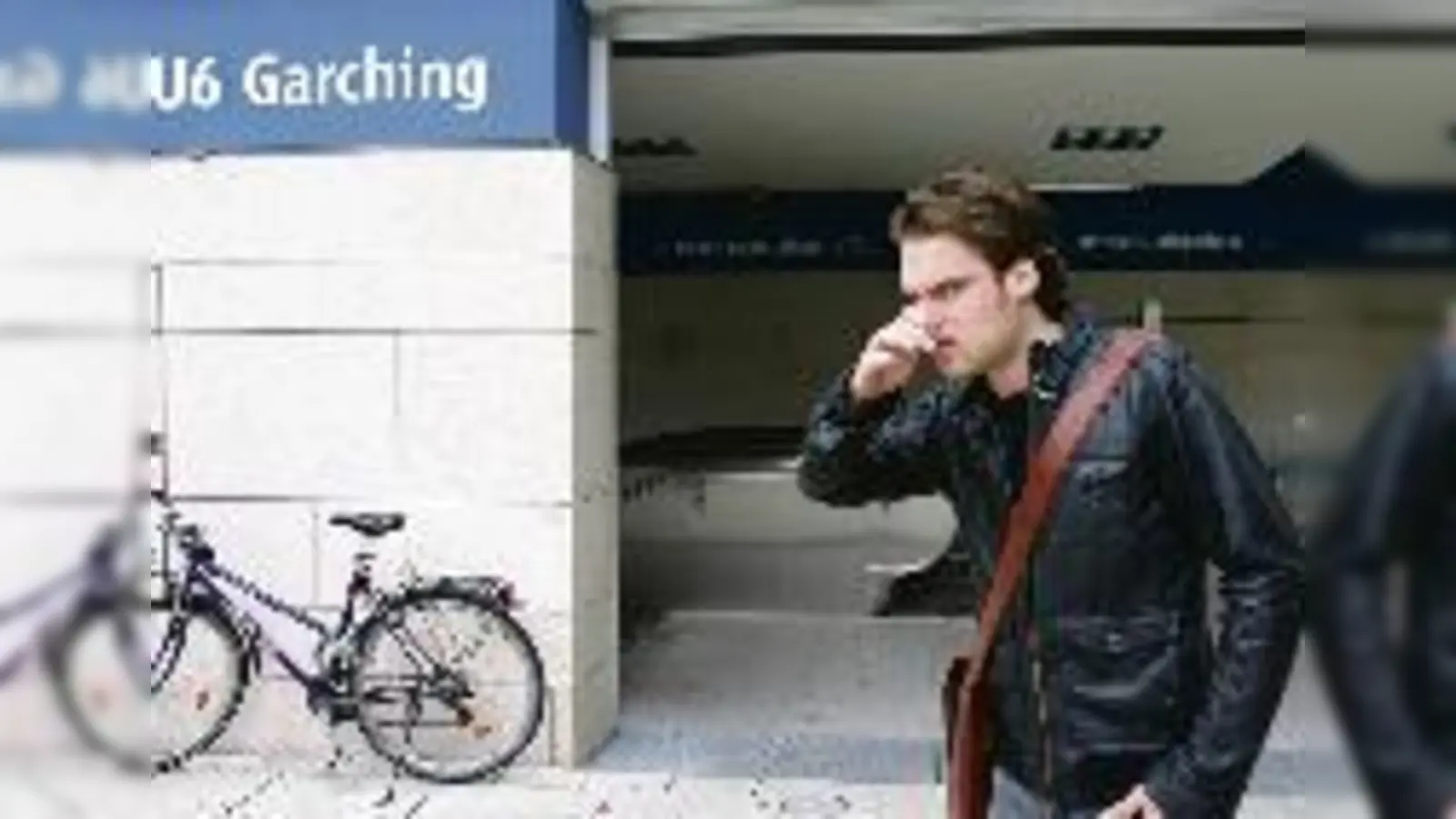 Manuel Jacob (27) stinkt es: »Hier riecht es ganz schön unangenehm. Ich möchte beim U-Bahnfahren nicht irgendwelchen Dämpfen ausgesetzt werden.«  (Foto: ks)