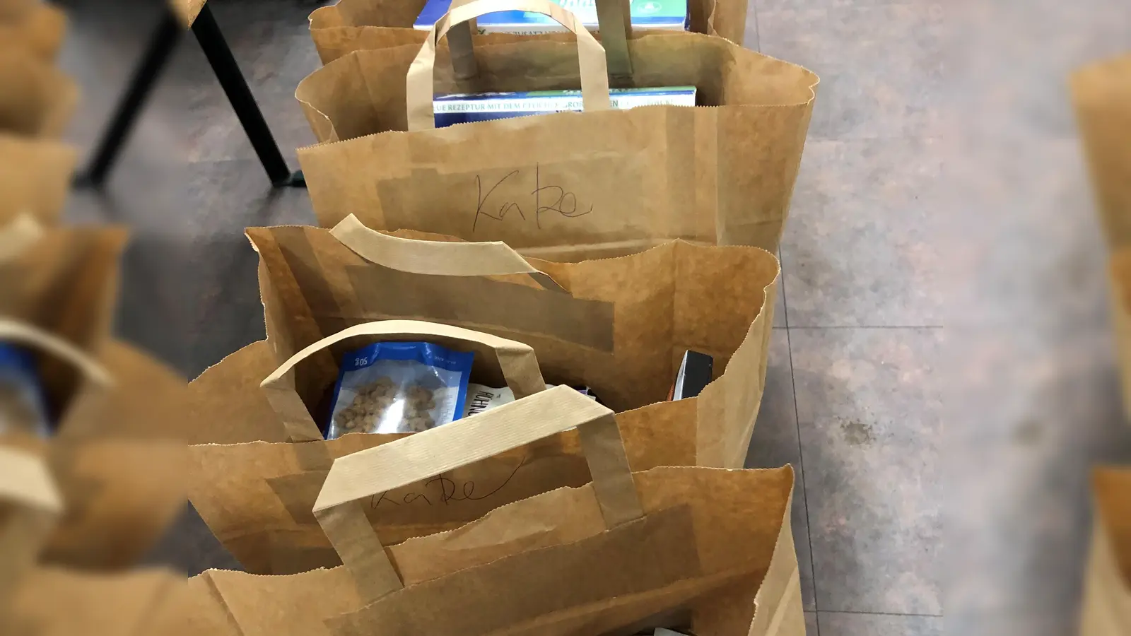 Haltbare Lebensmittel und Drogeriewaren sind beim Caritas Tisch heiß begehrt. (Foto: hw)