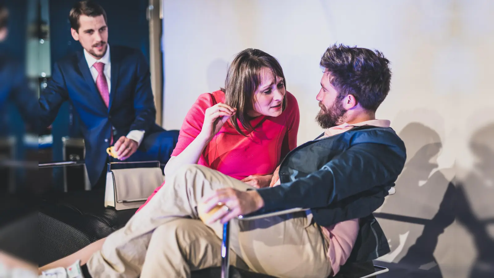 Fernab von Dirndl- und Lederhosenromantik verleiht die Rauheit der bairischen Sprache den Figuren eine Intensität, der man sich kaum entziehen kann. (Foto: VA)