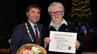 Bürgermeister Andreas Kemmelmeyer überreichte Edith Michal die Unterföhringer Bürgermedaille. (Foto: Gemeinde Ufg/foe)